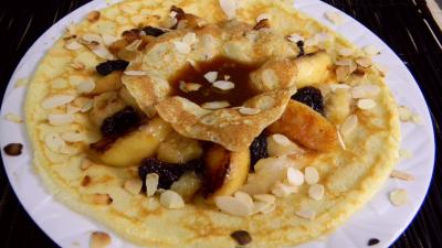 Amande effilée : Assiette de crêpes aux fruits frais