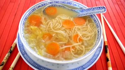 Cuisine diététique : Bol de soupe de chou chinois