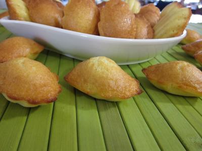 eau de fleur d'oranger : Plat de madeleines de Commercy