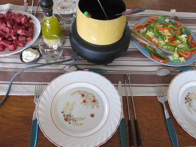 plat unique : Préparation de la table pour les invités