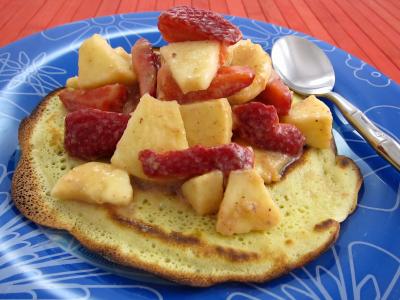 Cuisine slave : Dans l'assiette un blinis avec une salade de fraises et de fruits