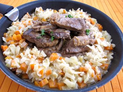 Cuisine russe : Sauteuse contenant le boeuf façon stroganov