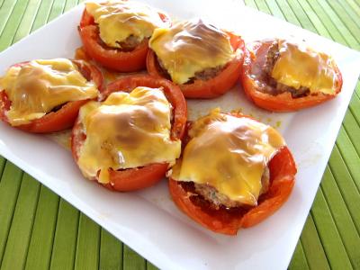 pain : Assiette de tomates farcies chipolatas et merguez