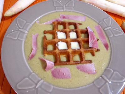 Cuisine diététique : Assiette de mâche en velouté et sa gaufrette à la mozzarella