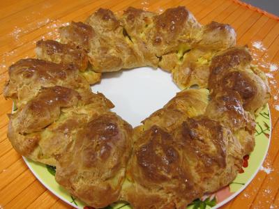 brie : Sortie du four de la gougère au brie