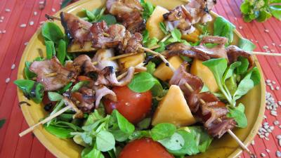 melon : Saladier de mâche avec les brochettes de jambon