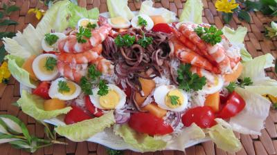 Coquillages et crustacés : Grande assiette d'encornets et gambas en salade