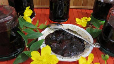 Confitures : Assiette et bocaux de confiture de mûres