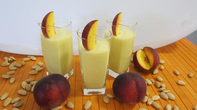 boisson alcoolisée : Verres de lait d'amandes aux pêches