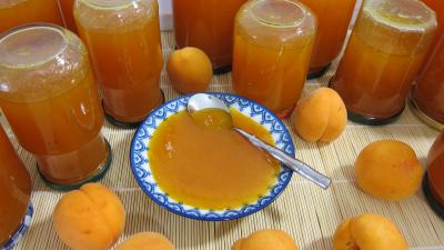 Cuisson à l'autocuiseur : Coupelle de confiture d'abricots et ses pots