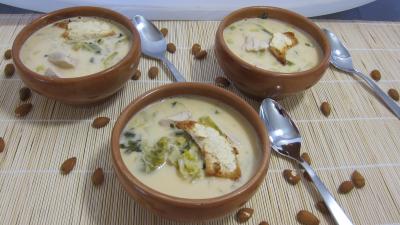Cuisine diététique : Bols de soupe de poulet au lait d'amandes et de noix de coco