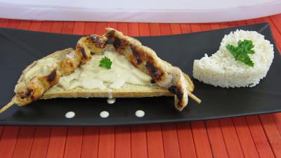 plat complet : Assiette de toasts de poulet et sa sauce aux cacahuètes